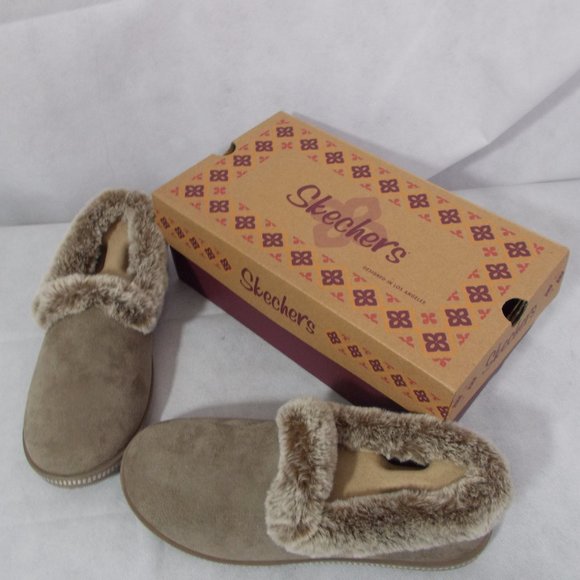 Skechers Shoes - NIB women's Skechers tan shoes w/fur size 8.5